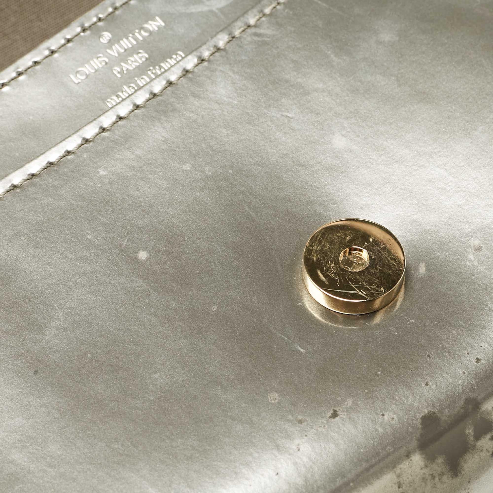 Louis Vuitton Givre Vernis Louise PM NM Chain Clutch For Sale 1
