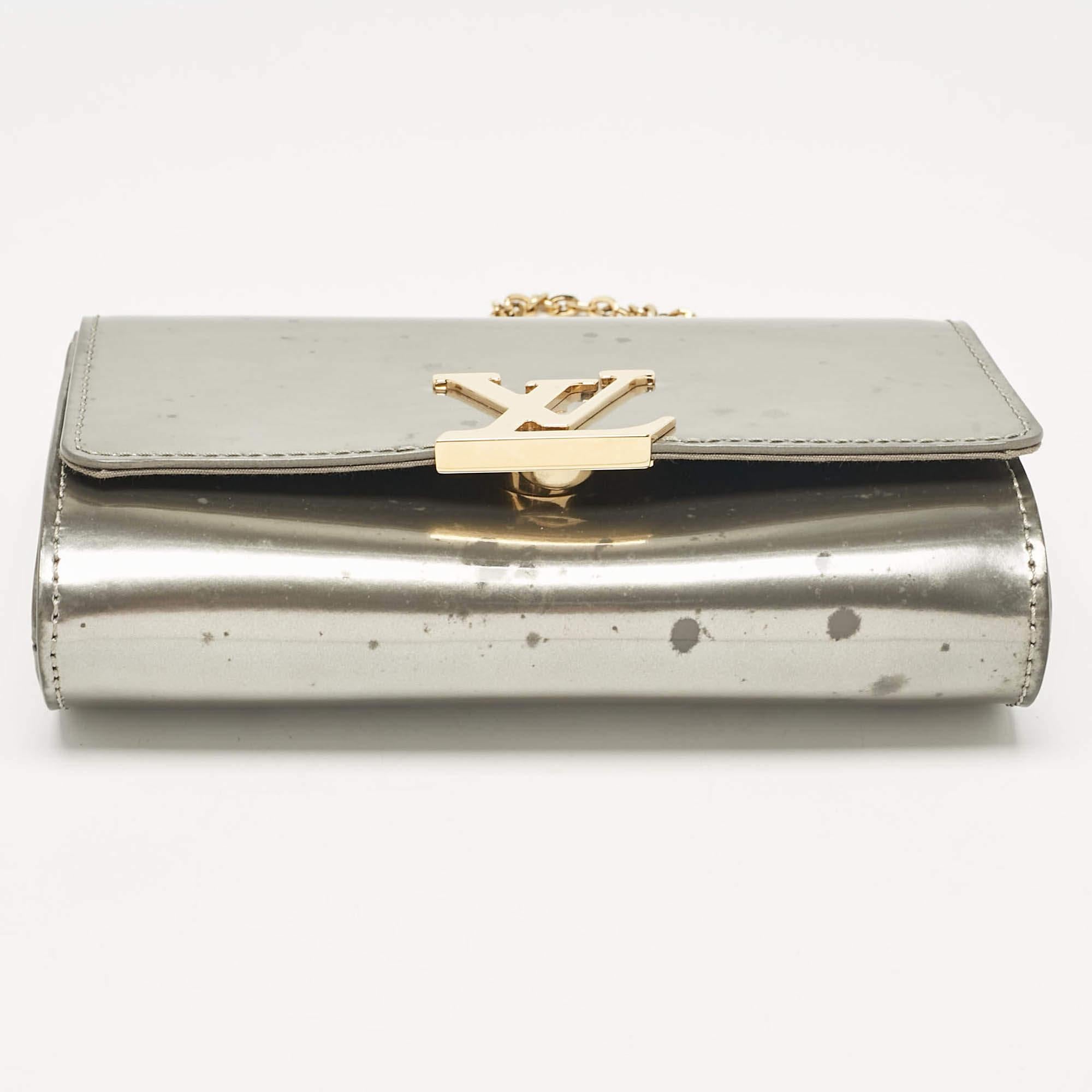 Louis Vuitton Givre Vernis Louise PM NM Chain Clutch For Sale 2