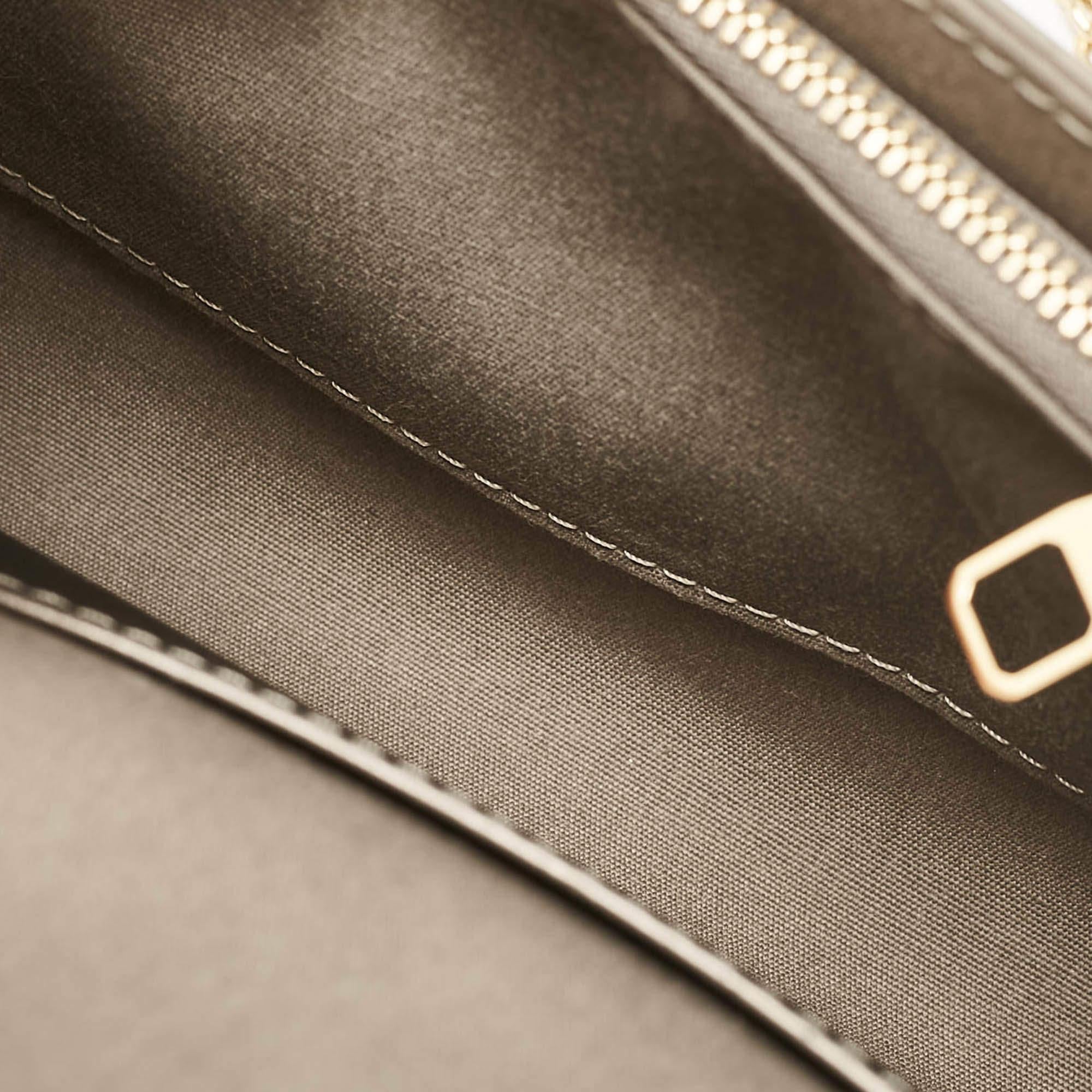 Louis Vuitton Givre Vernis Louise PM NM Chain Clutch For Sale 3