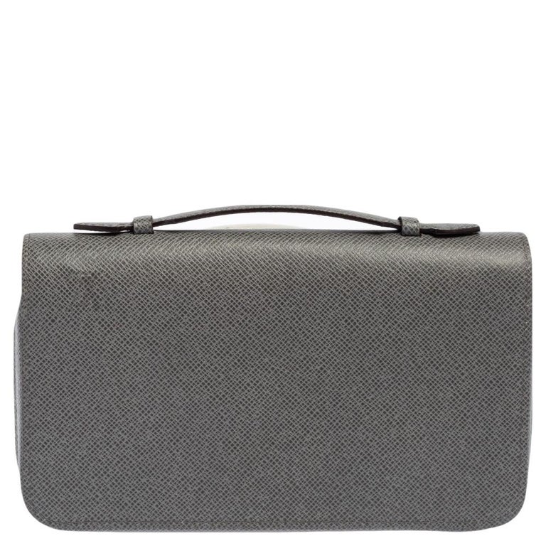 Louis Vuitton, Bags, Louis Vuitton Dark Green Taiga Leather Zippy Wallet  Amazing Condition