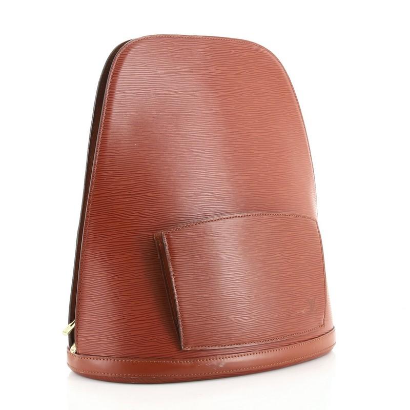 These are professional pictures of the actual item offered by Rebag.

Condition: Good. Odor in interior. Creasing, scuffs and light marks on exterior, moderate cracking on exterior, front pocket and strap wax edges, scratches and tarnish on
