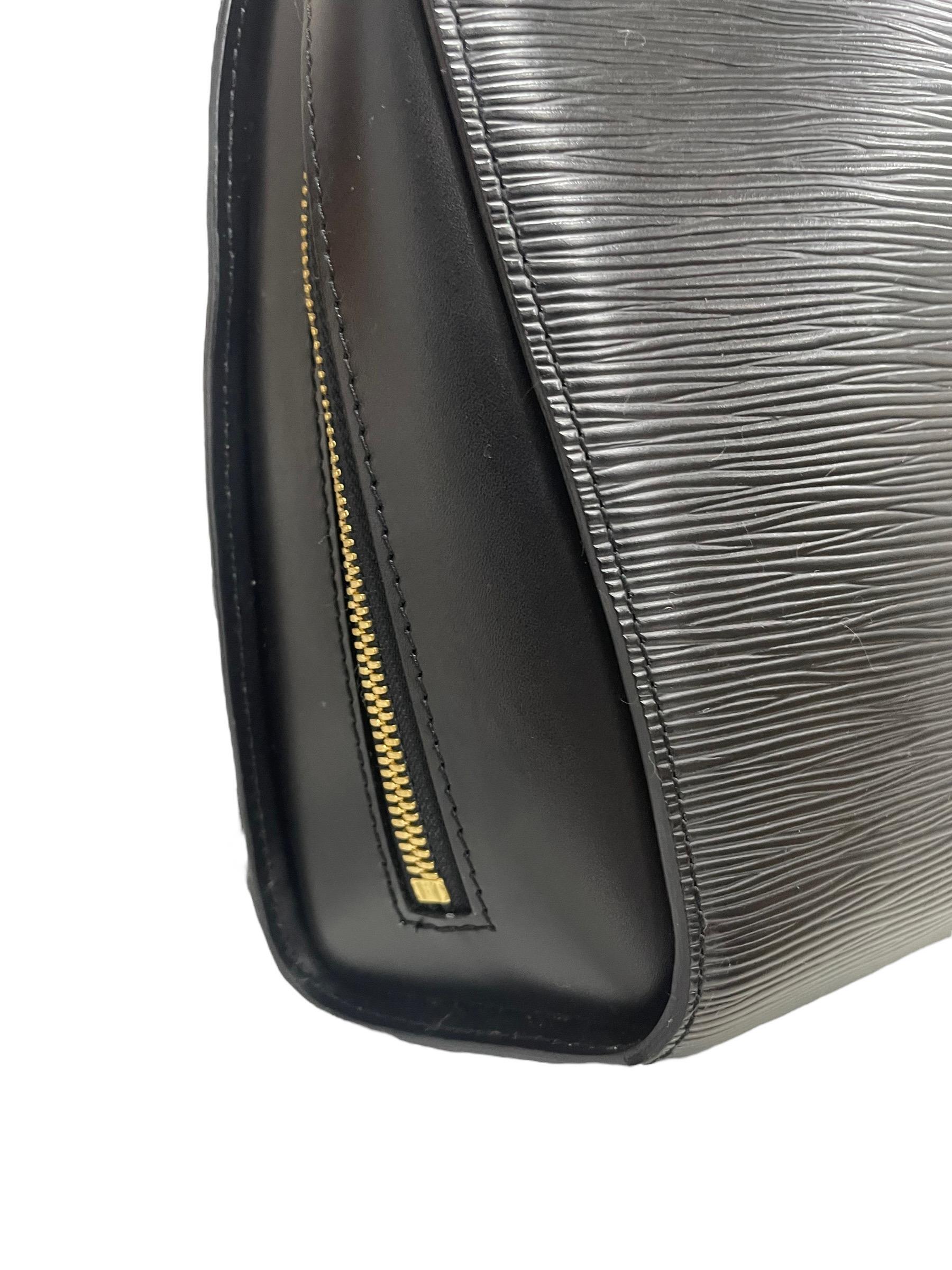 Zaino Firmato Louis Vuitton, modello Mabillon, misura PM, realizzato in pelle epi nera con hardware dorati. Presenta una tasca sul dietro e un'apertura superiore entrambe con zip. Internamente rivestito in alcantara grigio, con tasca senza zip e
