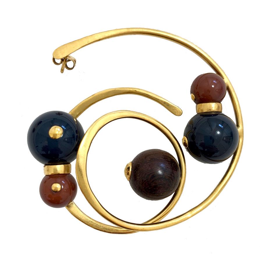 Very beautiful LOUIS VUITTON stud earrings. Gold metal hoop earrings embellished with plexiglass and wooden beads in various colors.
They are aesthetic and very light to wear. 
These nails are in very good condition. The mark is engraved on the
