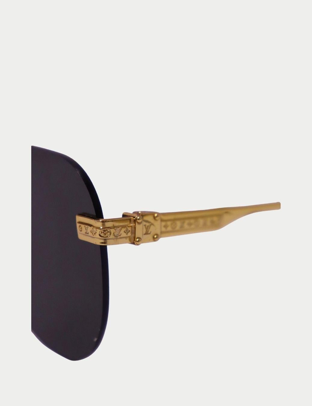 Occhiali da sole Louis Vuitton Gold Aviator - Monogram Bar Eyewear, Lenti Scure

Eleva il tuo stile quotidiano con questi splendidi occhiali da sole Louis Vuitton in oro, realizzati con gli iconici dettagli di lusso del marchio.

Caratterizzati da