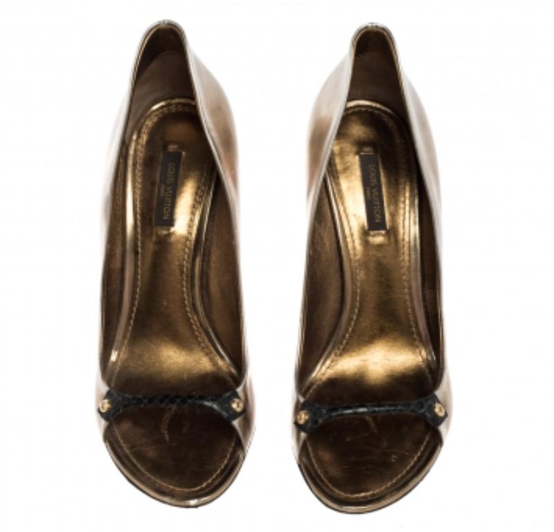 Ces escarpins de la maison Louis Vuitton vous aideront à faire chaque pas avec confiance, luxe et style ! Elles sont fabriquées en cuir verni noir et or et en peau de serpent sur l'extérieur. Ils présentent des bouts ouverts, un style à enfiler et