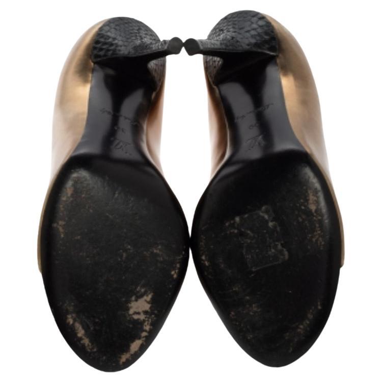 Louis Vuitton - Escarpins à bout ouvert en cuir verni et peau de serpent or/noir - Taille 39 en vente 3