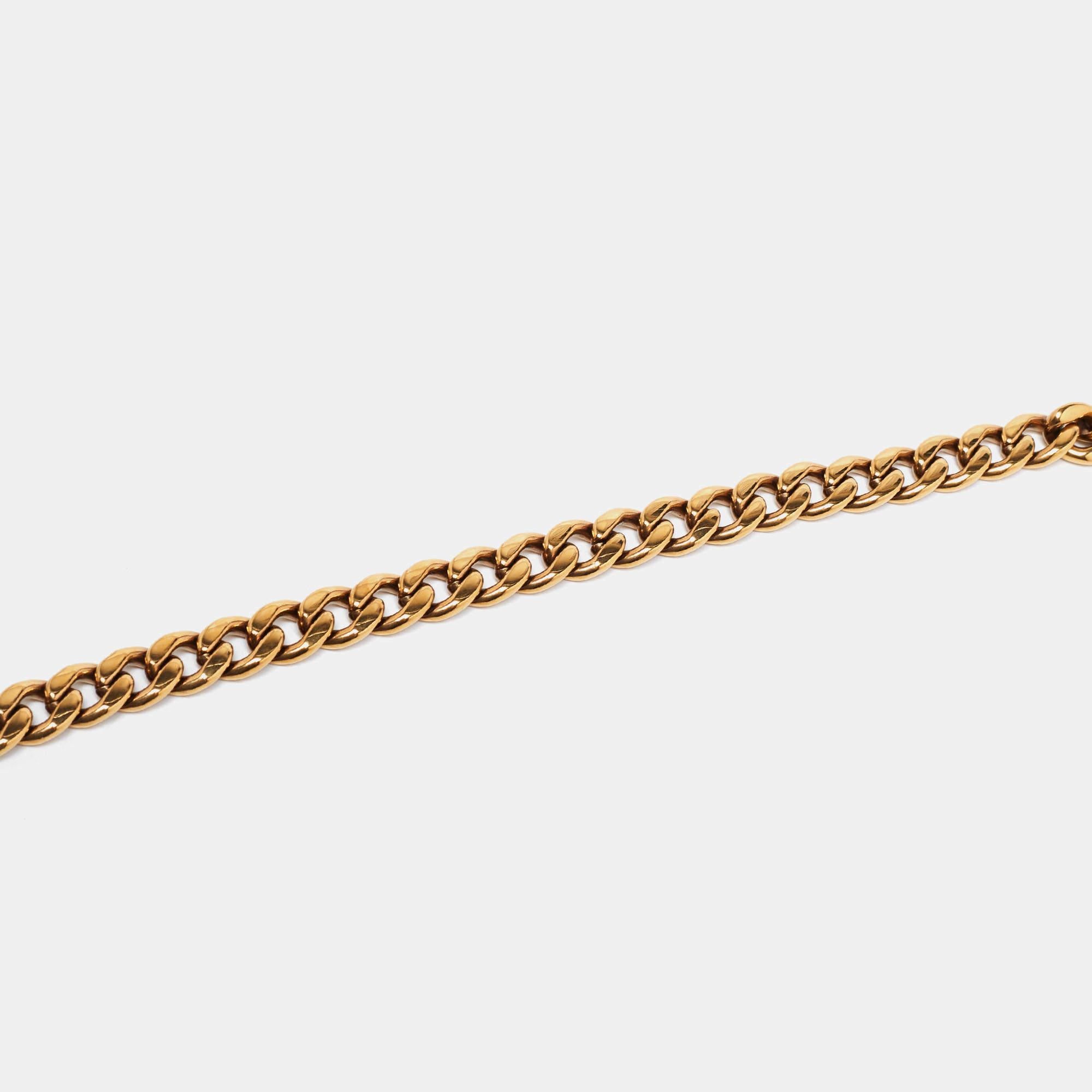 Louis Vuitton brings you this elegant shoulder strap to carry your handbags in different ways. The strap is made from chain links in gold-tone metal. It is complete with simple clasps.

