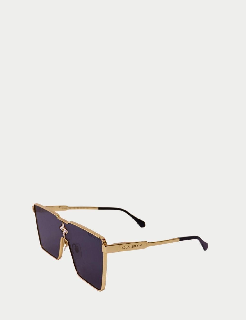 Occhiali da sole Louis Vuitton con montatura dorata, lenti scure e dettagli Monogram

Fai una dichiarazione audace con questi occhiali da sole dorati di Louis Vuitton, un mix sorprendente di lusso moderno e raffinatezza senza tempo. Caratterizzati
