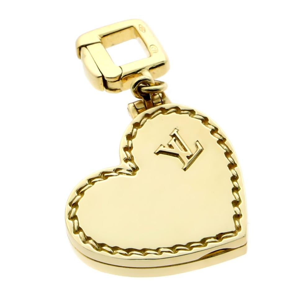 Louis Vuitton - Breloque médaillon en forme de cœur en or Excellent état - En vente à Feasterville, PA