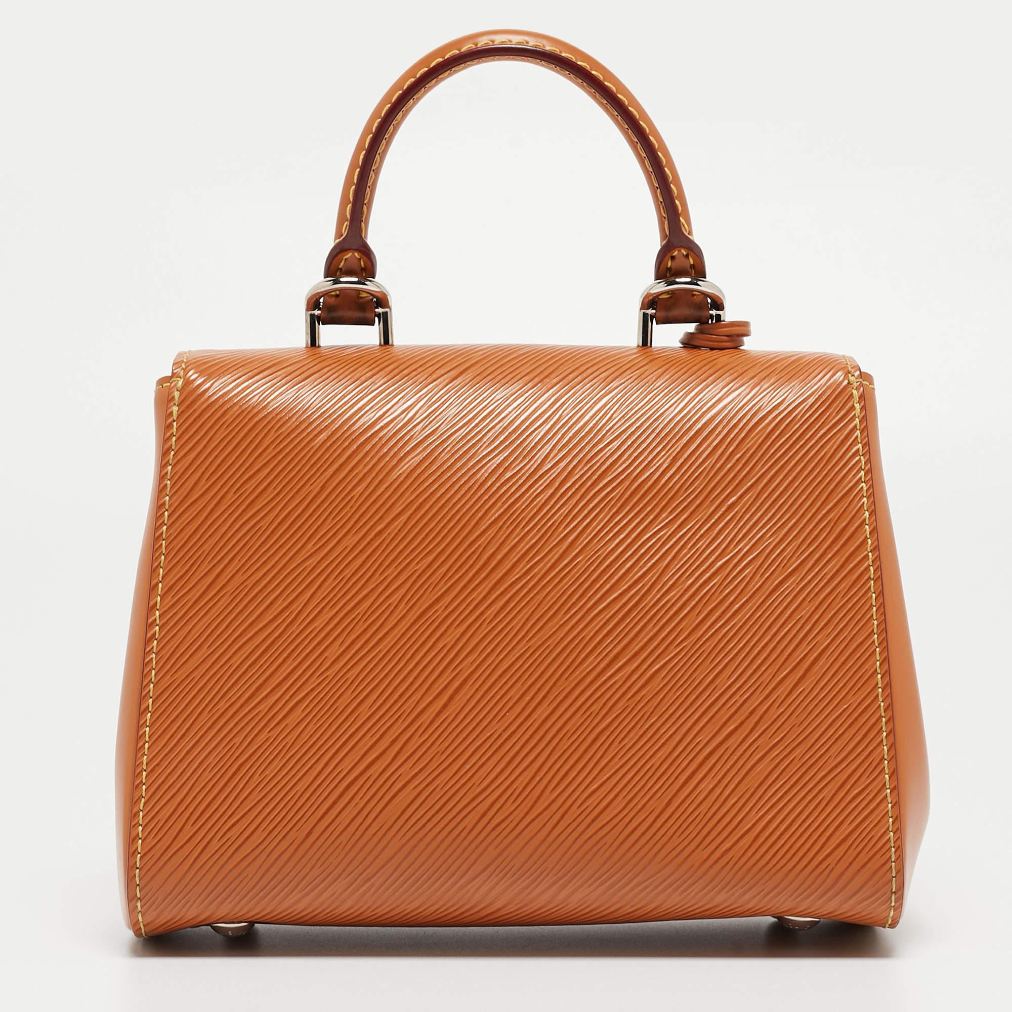 Tragen Sie alles, was Sie brauchen, stilvoll in dieser LV Cluny Tasche. Gefertigt aus den besten MATERIALEN, ist dies ein Accessoire, das dauerhaften Stil und Gebrauch verspricht.

Enthält: Original-Staubbeutel, Original-Box, abnehmbarer Riemen

