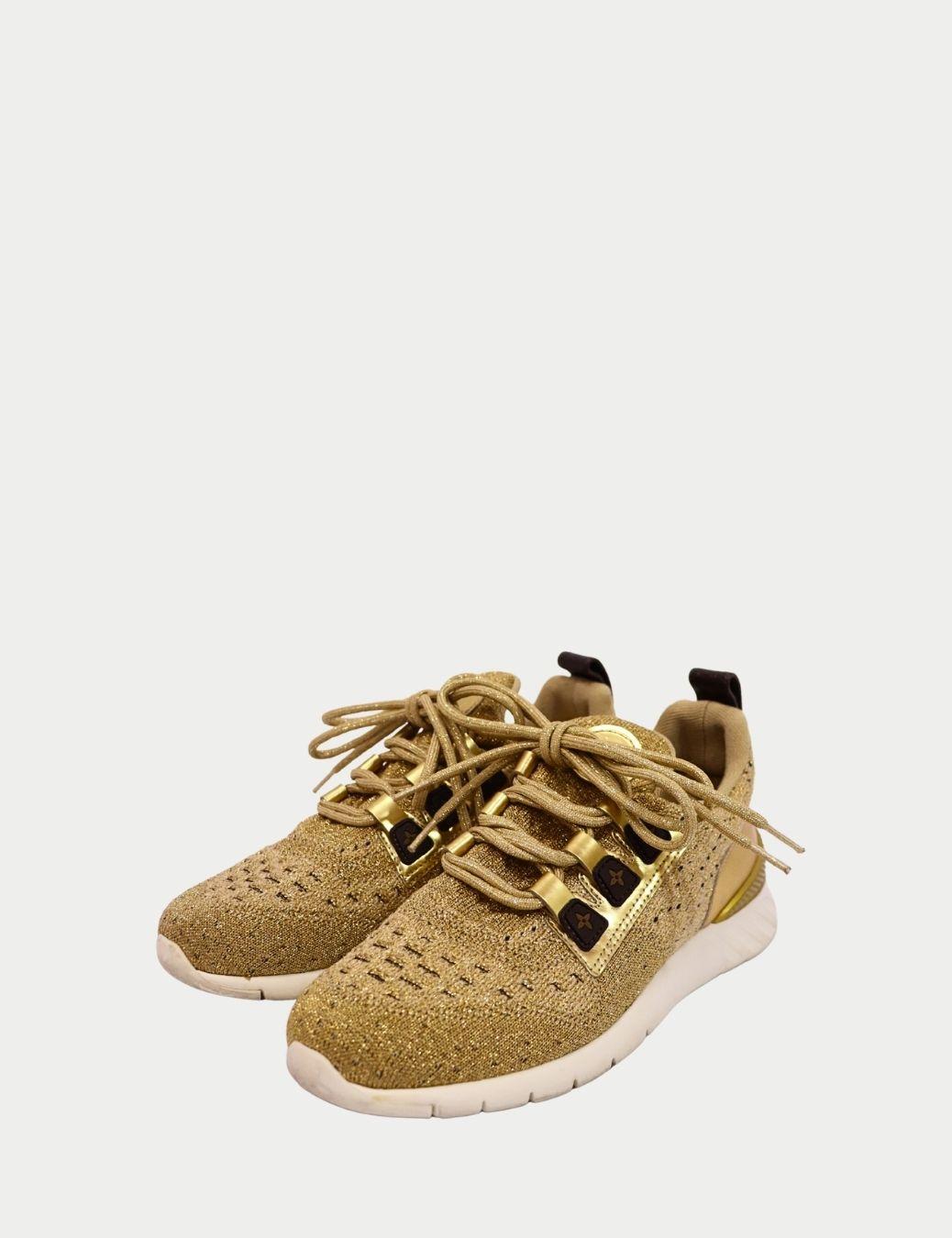 Louis Vuitton Gold Knit Sneakers - Glitter Finish Designer Turnschuhe

Die Louis Vuitton Sneakers aus goldfarbenem Strick vereinen sportlichen Komfort mit dem unverwechselbaren Glamour der Marke. Sie sind in einem schimmernden Goldton gehalten und