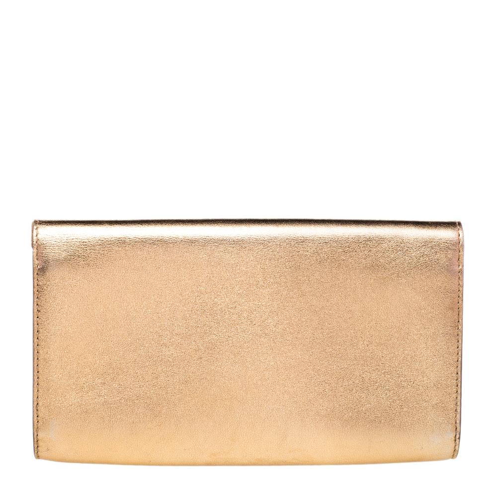Diese Louise Clutch von Louis Vuitton ist gut verarbeitet und strotzt nur so vor Stil. Außen ist sie aus Leder, innen mit Wildleder und Leder gefüttert, mit einem Reißverschlussfach und mehreren Kartenfächern. Sie ist mit einem übergroßen