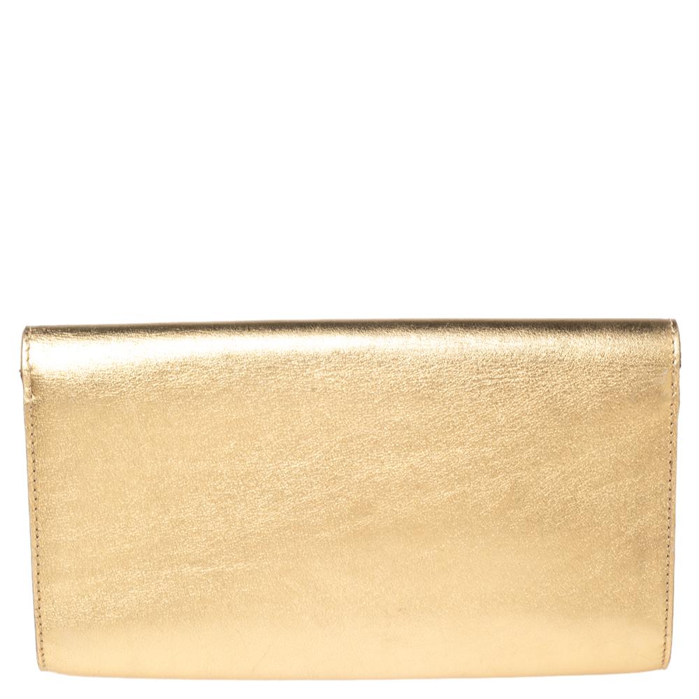 This gold Louise clutch by Louis Vuitton is well-crafted and overflowing with style. It has a leather exterior, an Alcantara interior, and a large gold-tone 'LV' adorned on the flap. From the way it has been crafted to the way it has been designed,