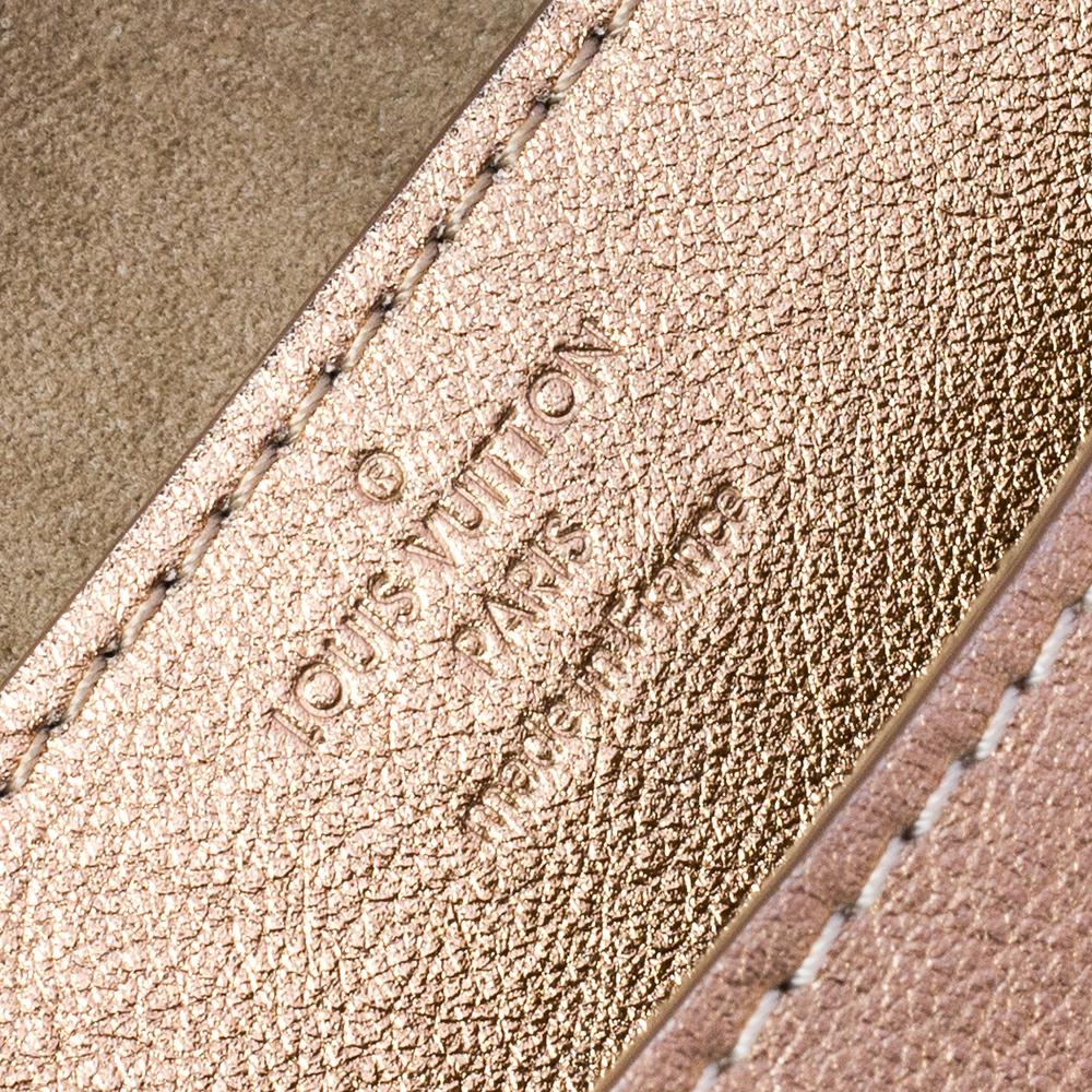 Louis Vuitton Louise Clutch aus goldenem Leder im Zustand „Gut“ in Dubai, Al Qouz 2