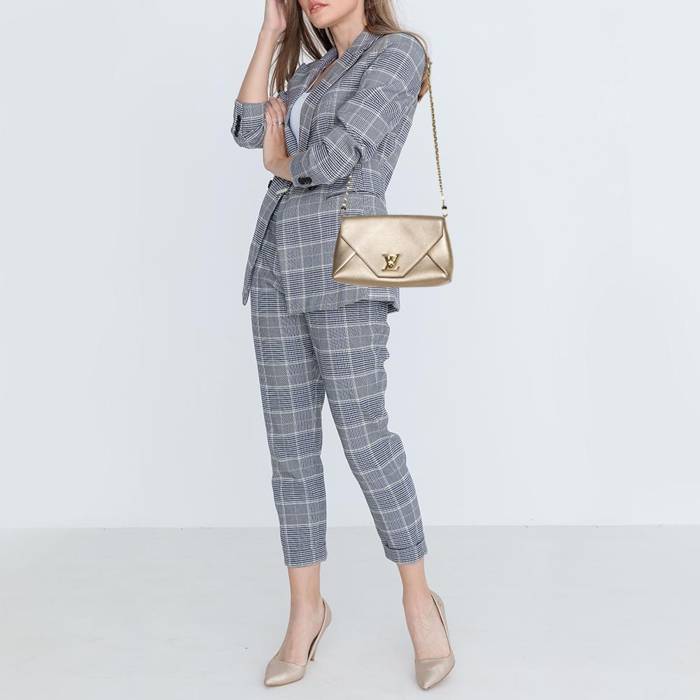 Taschen sind mehr als nur Instrumente:: um das Nötigste zu transportieren. Sie verraten das Stilgefühl einer Frau:: und je besser die Tasche:: desto selbstbewusster ist sie:: wenn sie sie in der Hand hält. Louis Vuitton bietet Ihnen eine solche