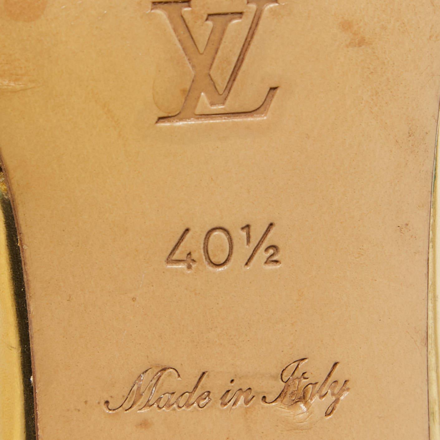 Louis Vuitton Gold Leather Slides Sandals Size 40.5 In Fair Condition For Sale In Dubai, Al Qouz 2