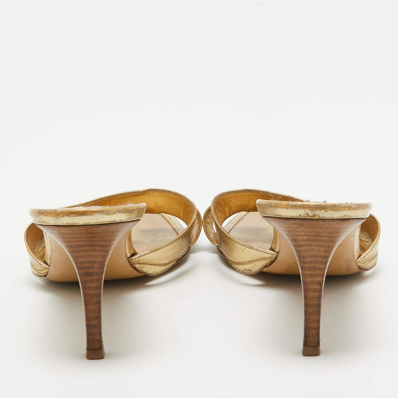Louis Vuitton Gold Leather Slides Sandals Size 40.5 For Sale 3