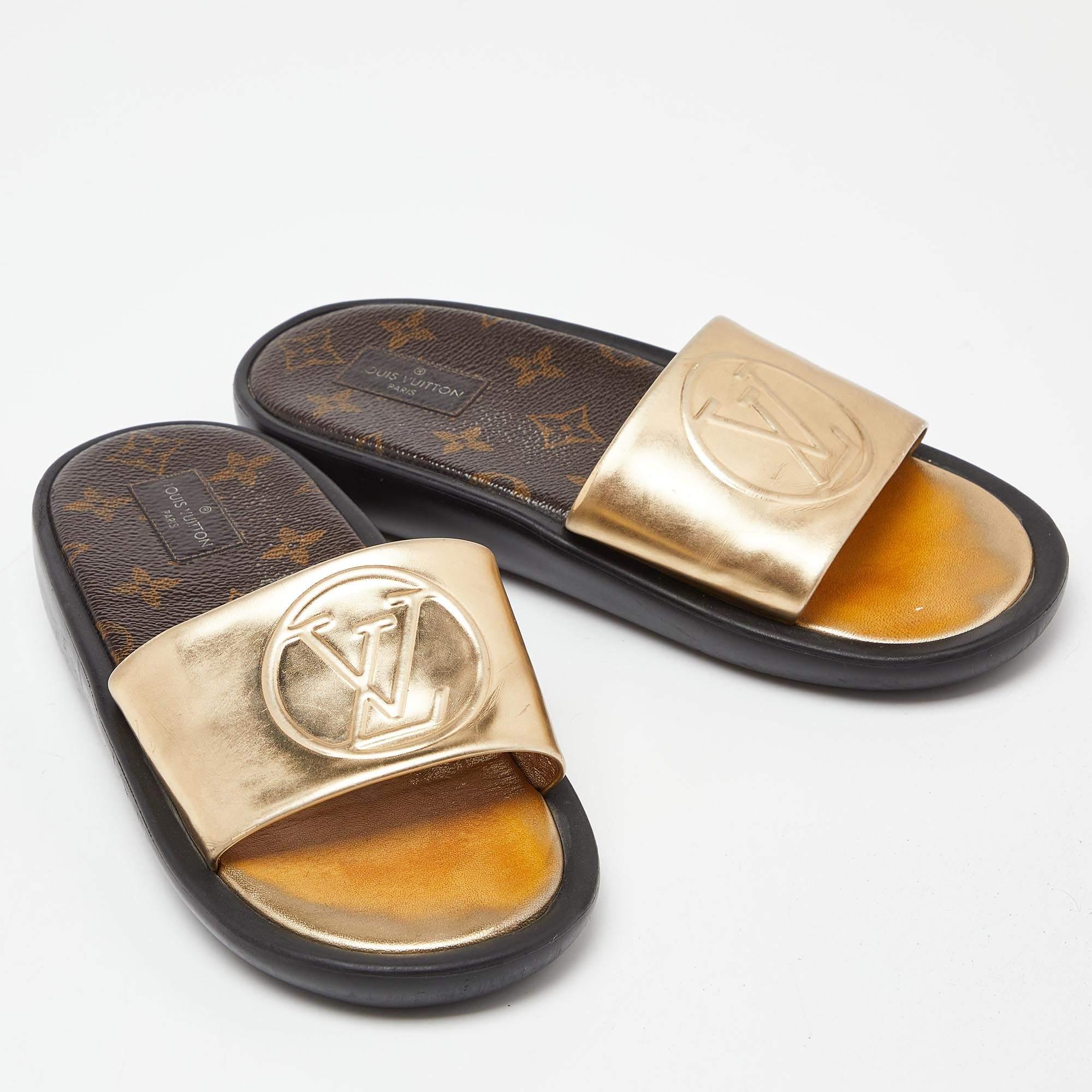 Louis Vuitton Gold Leather Sunbath Flat Slides Size 36 In Good Condition For Sale In Dubai, Al Qouz 2