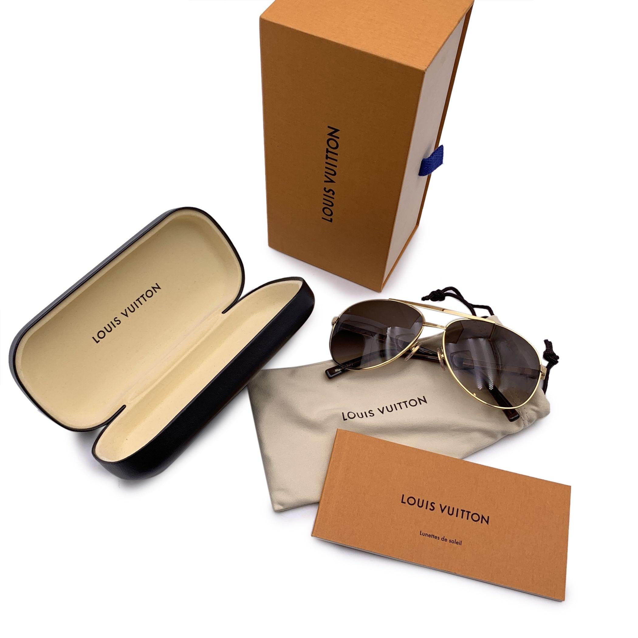 Beautiful Louis Vuitton Altitude Pilote sunglasses, mod. Z0339U. Gold metal aviator frame with iconic Damier tecture on temples. Brown gradient lenses. LV logo engraved on the right lens. Light transmission 25%. 100% UV protection. Filter category