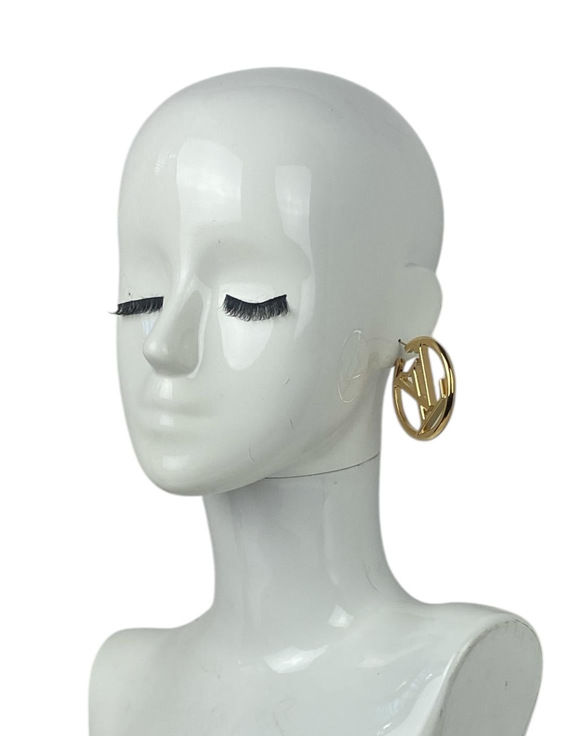 Louis Vuitton - Créoles Louise en métal doré

Couleur : Or
MATERIAL : Métal et fausse perle
Fermeture/Ouverture : Percé
Condition générale : Excellent

Dimensions :  2.L.A. x 2.H.