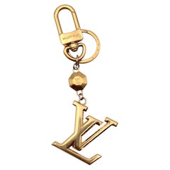 Louis Vuitton Schlüsselanhänger „LV Facette“ aus Goldmetall