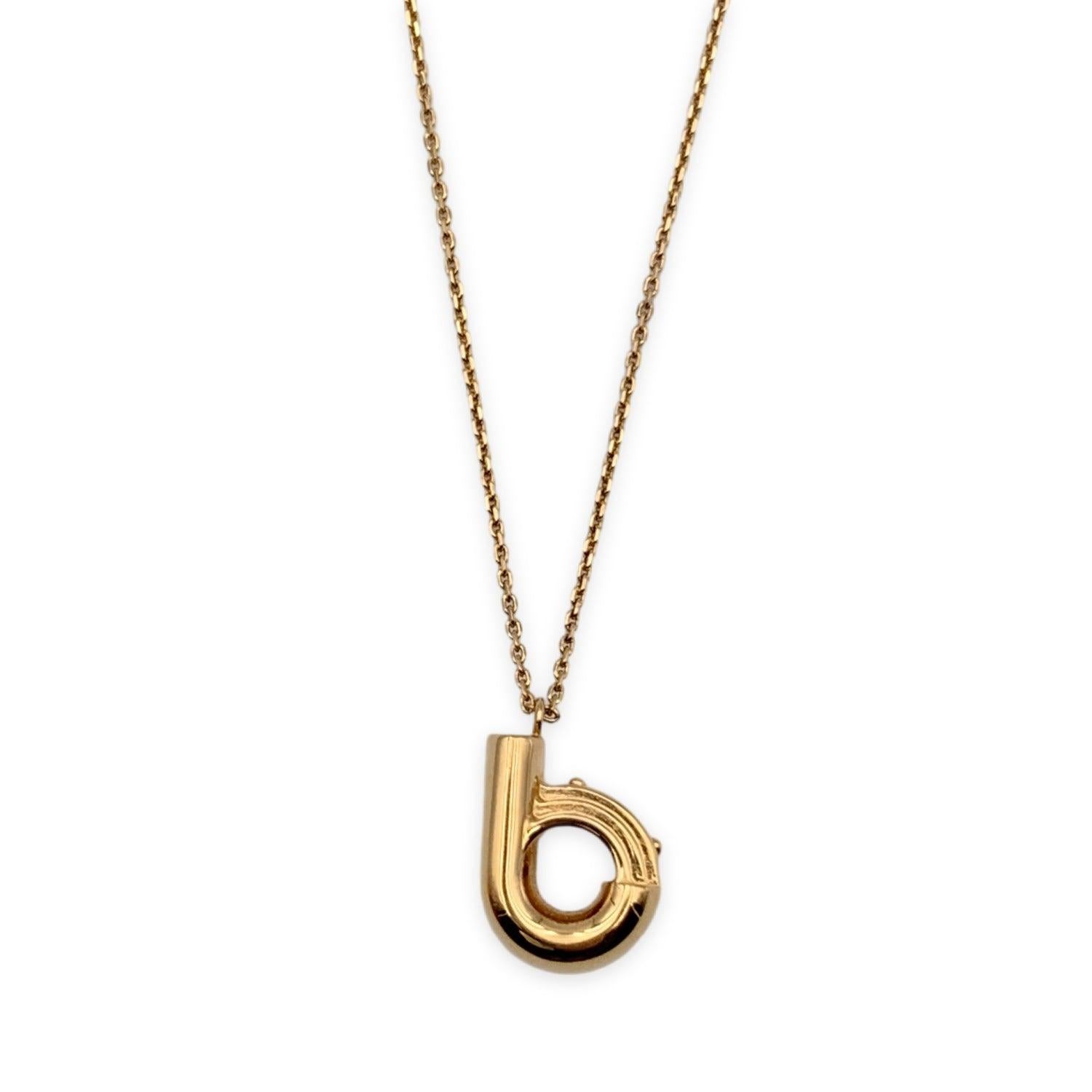 Louis Vuitton, collier pendentif lettres LV & Me en métal doré Excellent état - En vente à Rome, Rome