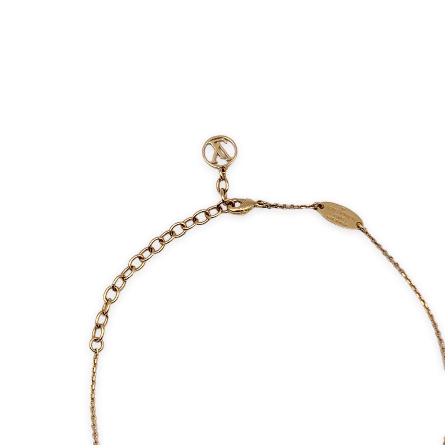 Louis Vuitton, collier pendentif lettres LV & Me en métal doré Pour femmes en vente