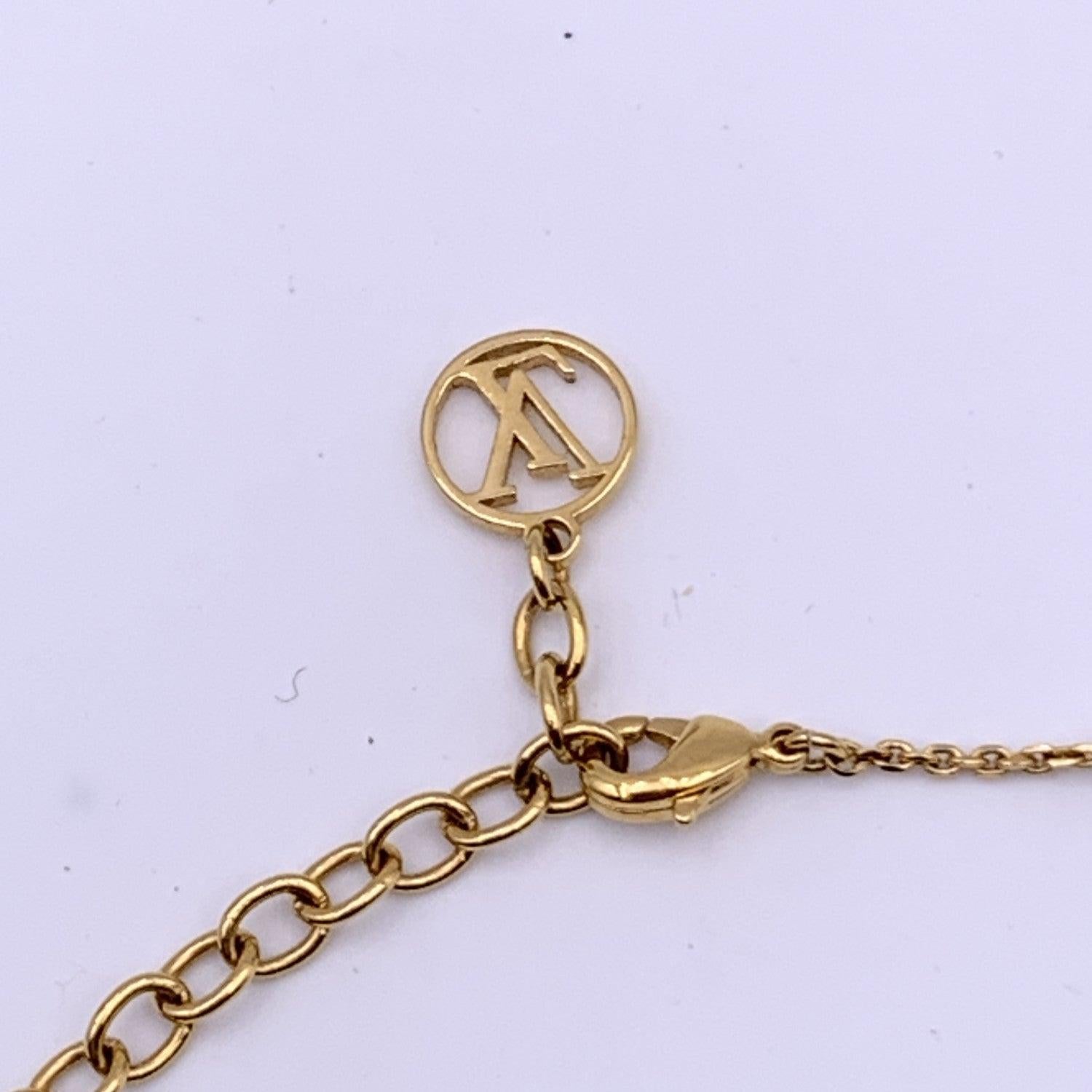 Louis Vuitton, collier pendentif lettres LV & Me en métal doré en vente 2