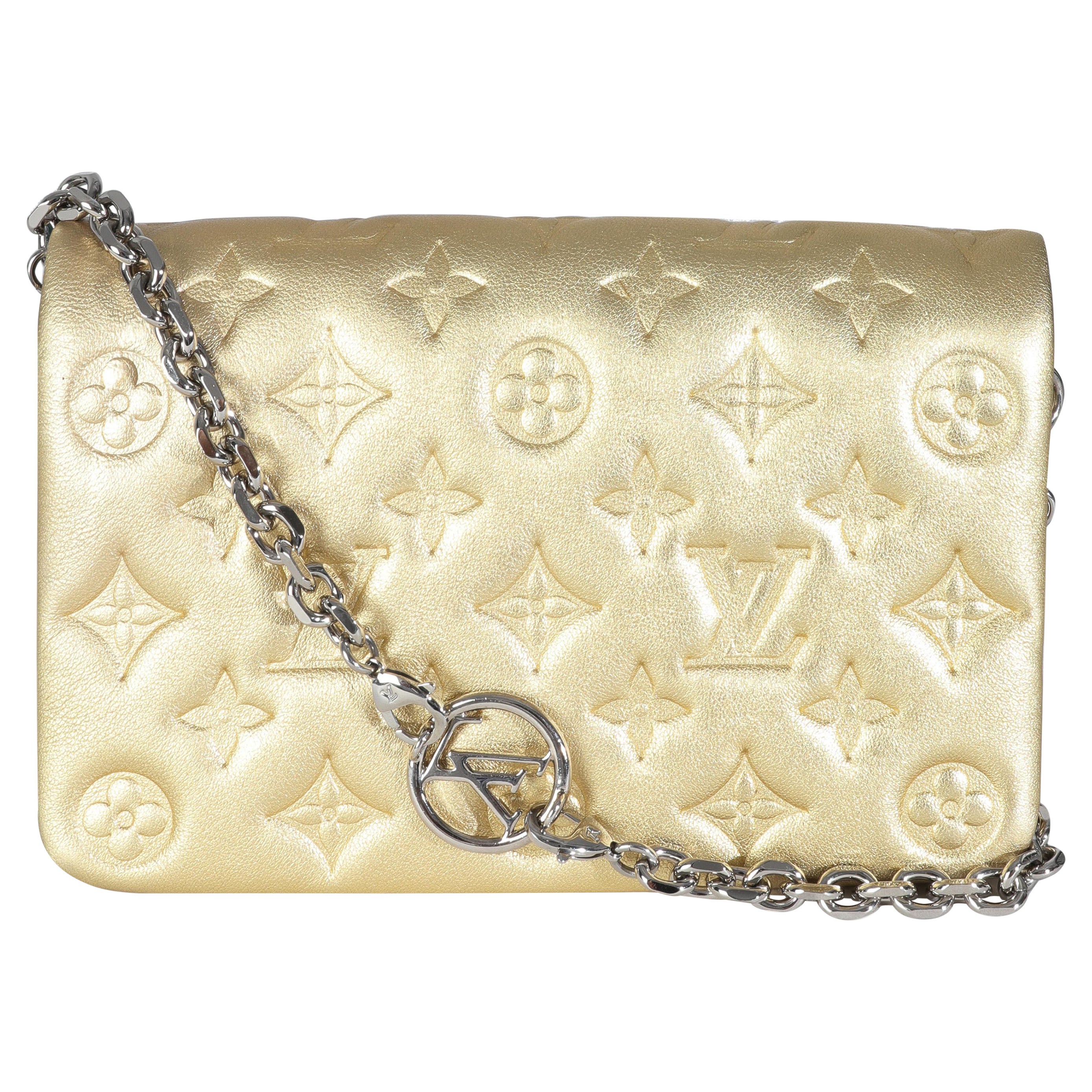 Louis Vuitton Gold Metallic Lammfell geprägtes Monogram Pochette Coussin im Angebot