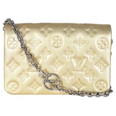 Louis Vuitton Pochette Coussin in pelle d'agnello metallizzata oro con Monogram in rilievo