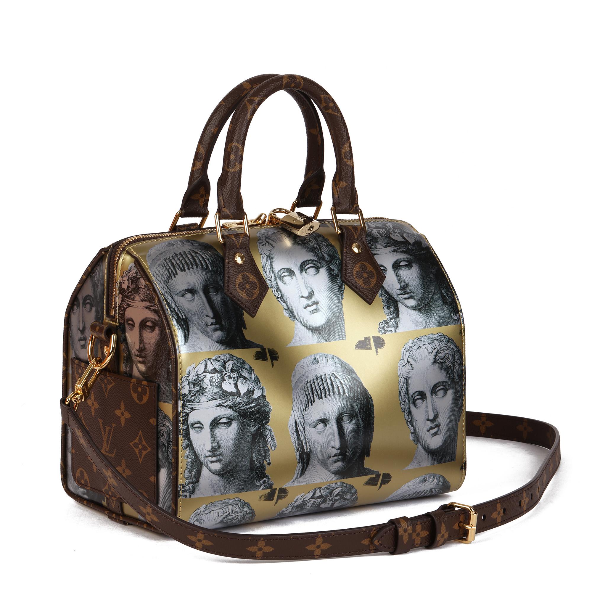 LOUIS VUITTON
Gold Metallic Leather & Brown Monogram Coated Canvas Fornasetti Speedy 25 Bandouliere

Xupes Reference: HB4431
Serial Number: X
Age (Circa): 2021
Accompanied By: Louis Vuitton Dust Bag, Box, Shoulder Strap, Padlock, Keys
Authenticity