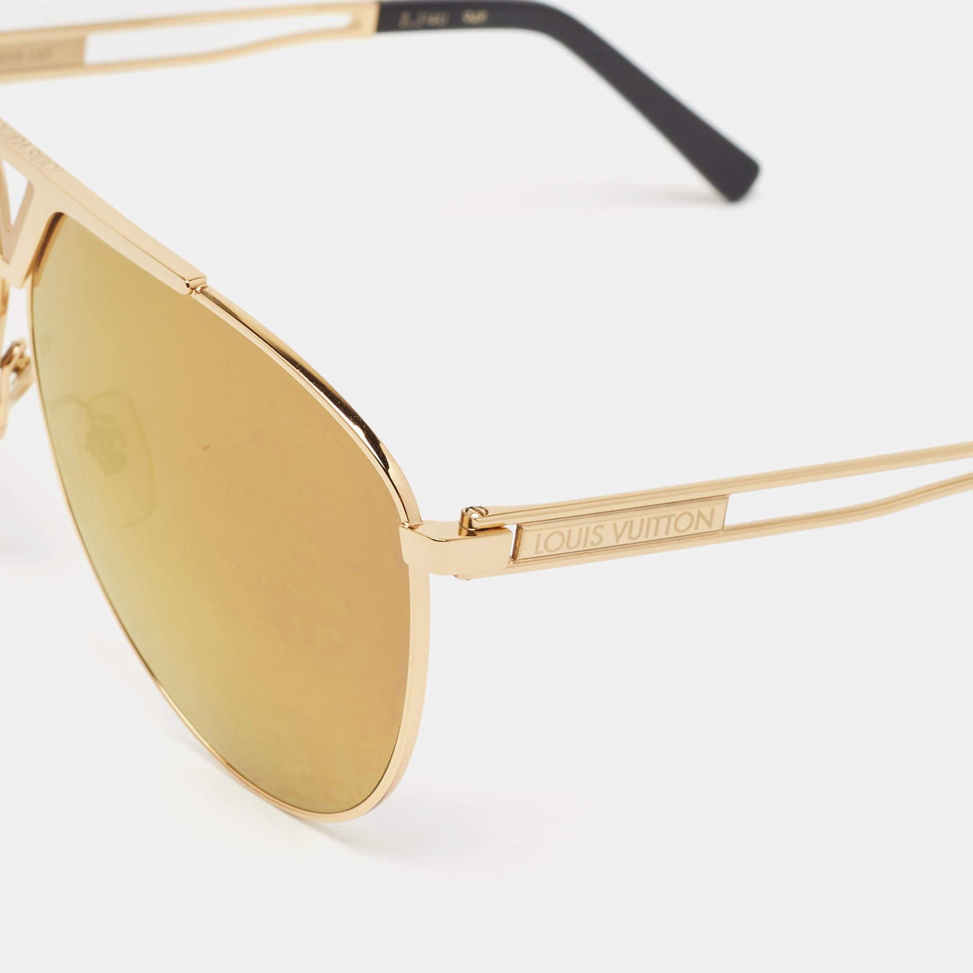 Cette paire de lunettes de soleil Louis Vuitton vous permettra de profiter pleinement des journées ensoleillées. Créées avec expertise, ces lunettes de soleil de luxe sont dotées d'une monture bien conçue et de verres de qualité supérieure qui sont