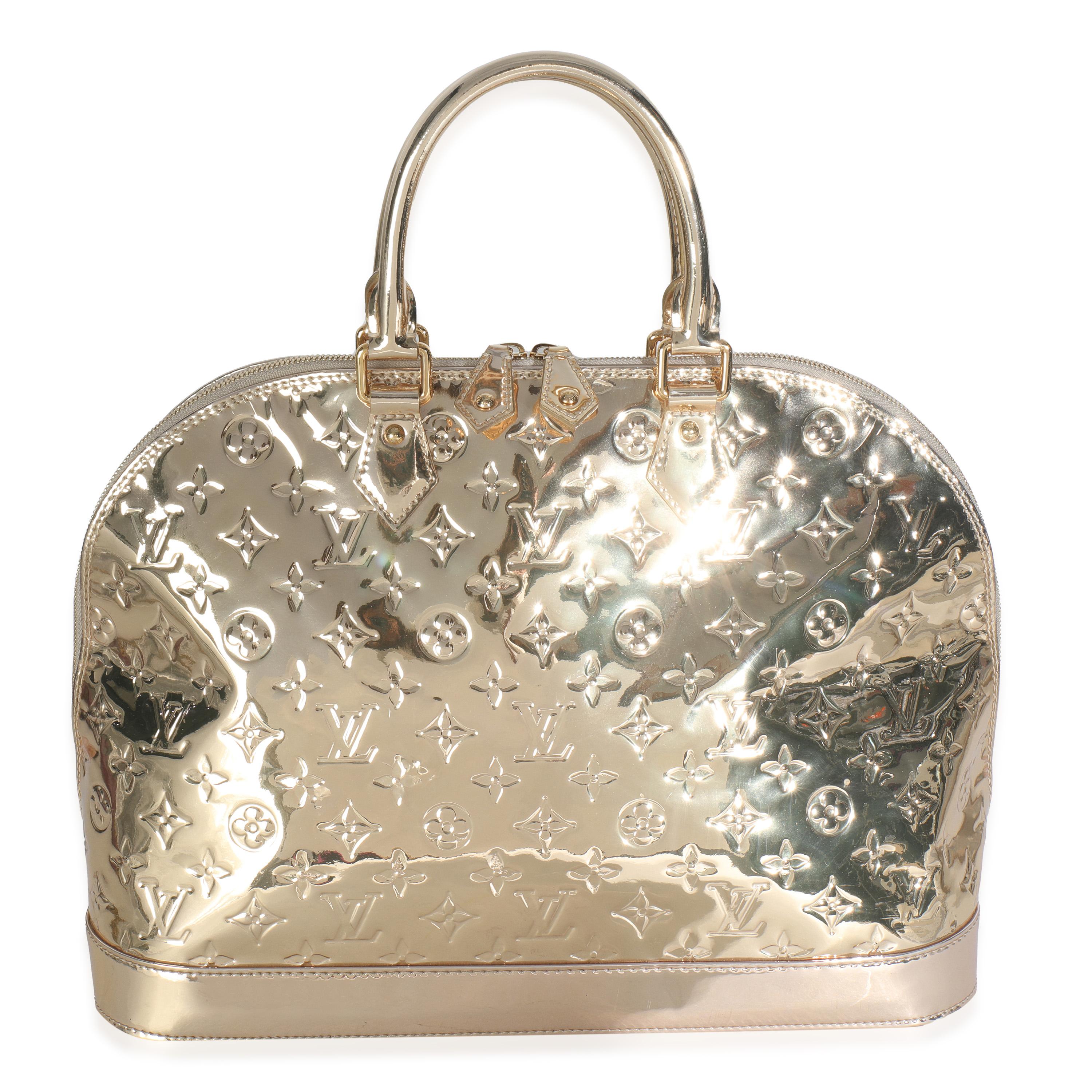 Titre de la liste : Louis Vuitton Monogramme Or Miroir Alma GM
SKU : 148855
Condit : Usagé 
Description de l'état : Présenté en 1992, l'histoire du sac Alma de Louis Vuitton remonte en fait à bien plus loin dans le temps. Le sac fourre-tout