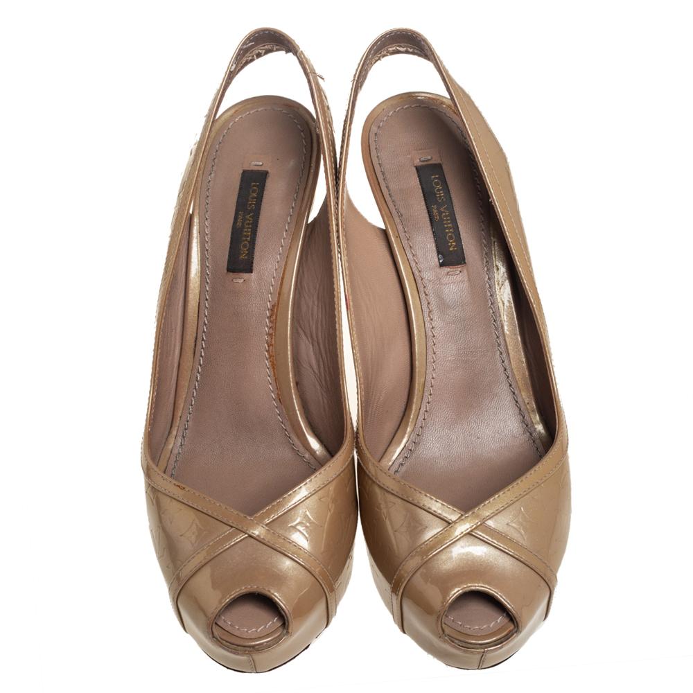 Your feet deserve the best and what better than these gold Tamara pumps from Louis Vuitton! These regal platform pumps are crafted from Monogram Vernis leather and come with peep toes. They carry slingbacks, leather-lined insoles, and 'LV' metal