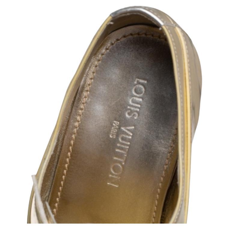 These shoes from Louis Vuitton are sure to make you look suave, smart, and very fashionable. Crafted from gold patent leather, they flaunt immaculate stitch detailing. They are also equipped with leather-lined insoles and simple tie-ups. With tough