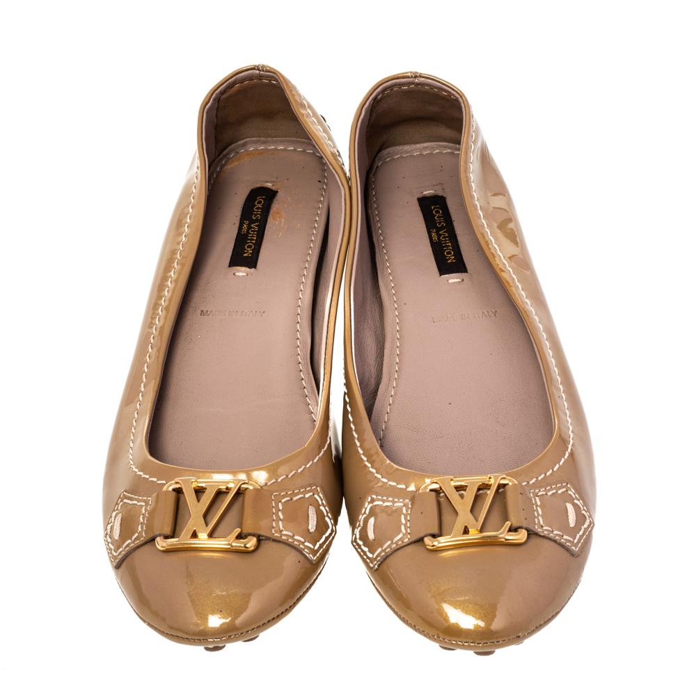 Louis Vuitton Gold Patent Leather Oxford Ballet Flats Size 36 In Good Condition For Sale In Dubai, Al Qouz 2