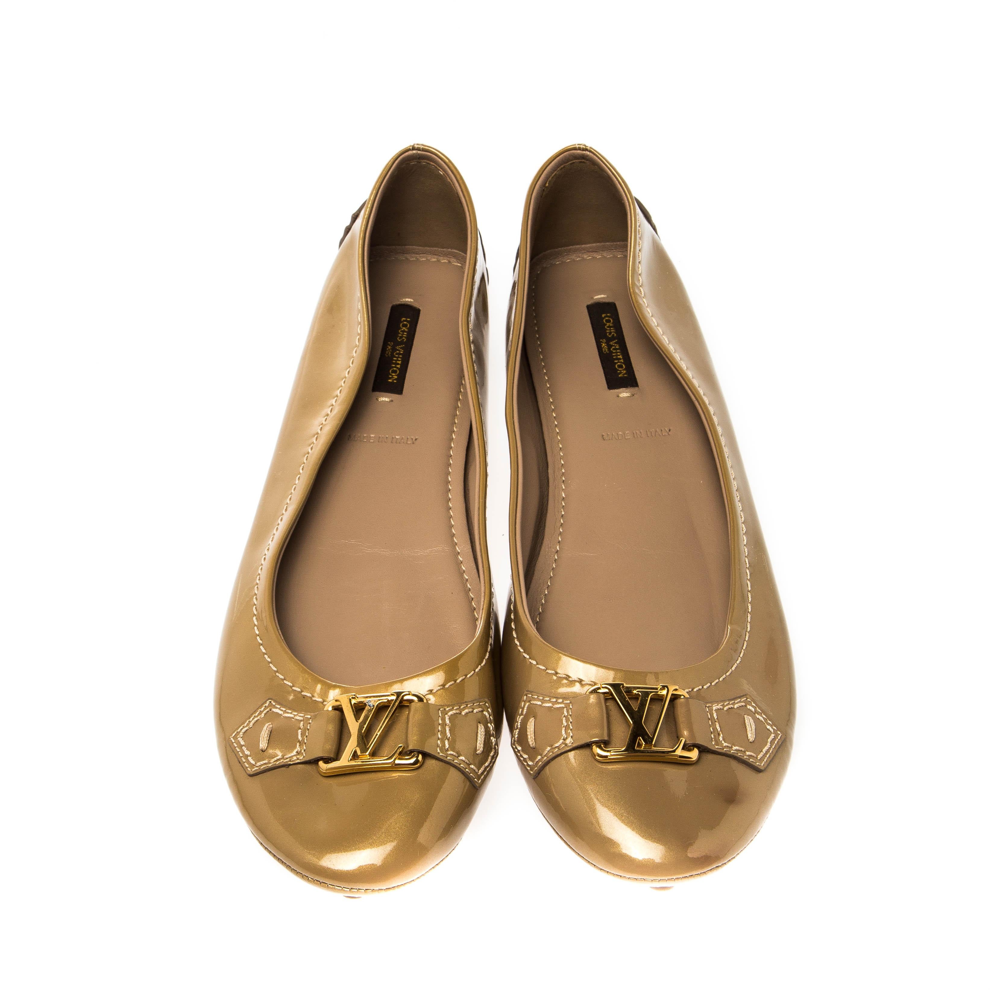 Chic and smart, these patent leather ballet flats are adorned with gold-tone LV accents on the vamps. These fabulous flats have round toes and rubber pebbling on the outsoles. From Louis Vuitton, they are perfect to be paired with any outfit of your