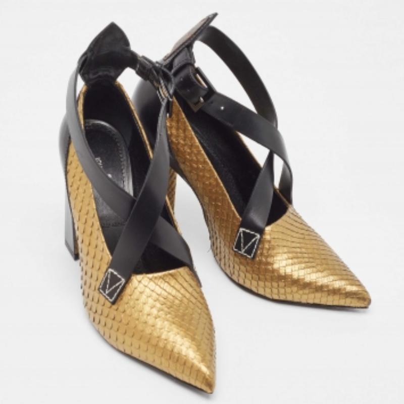 Louis Vuitton Bombas de piel y pitón dorado con tiras entrecruzadas Talla 36.5 en Bueno estado para la venta en Dubai, Al Qouz 2
