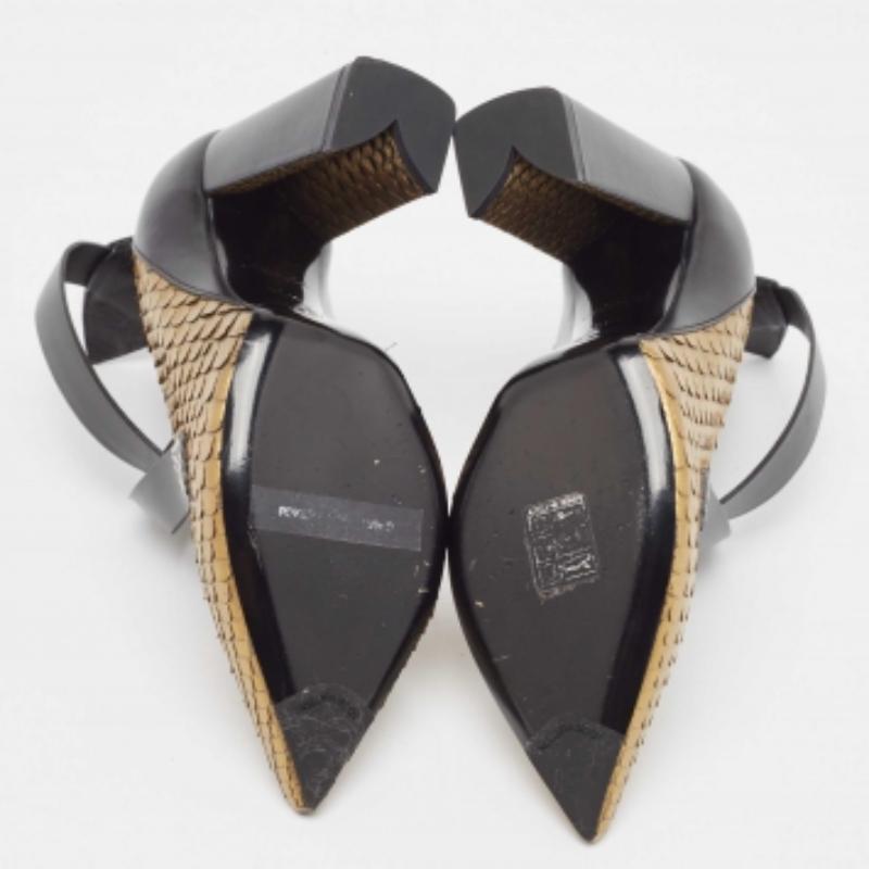 Louis Vuitton Bombas de piel y pitón dorado con tiras entrecruzadas Talla 36.5 en venta 2