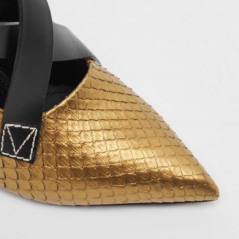 Louis Vuitton Bombas de piel y pitón dorado con tiras entrecruzadas Talla 36.5 en venta 3