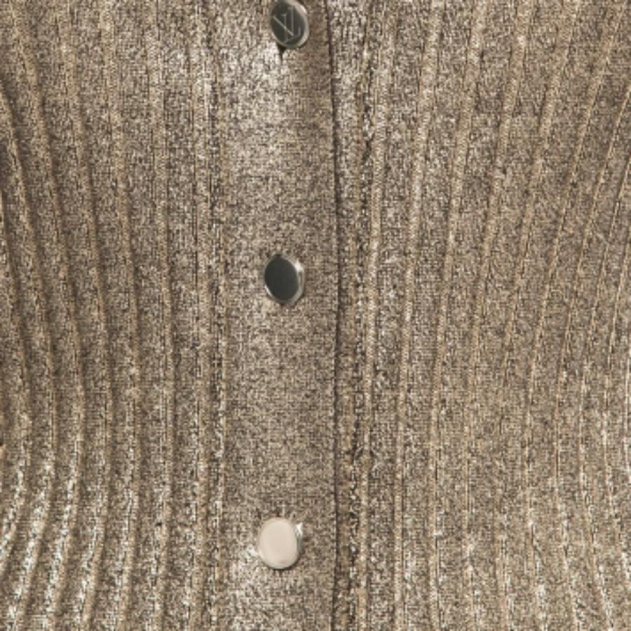 Les hivers et les cardigans vont de pair. Confectionné dans des tissus de qualité, ce joli cardigan présente une teinte attrayante, une longueur de manche flatteuse et une coupe confortable.