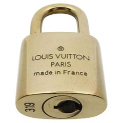 Louis Vuitton Gold Single Key Lock Pad Lock and Key 867594 Louis Vuitton Gold Single Key Lock Pad Lock and Key 867594