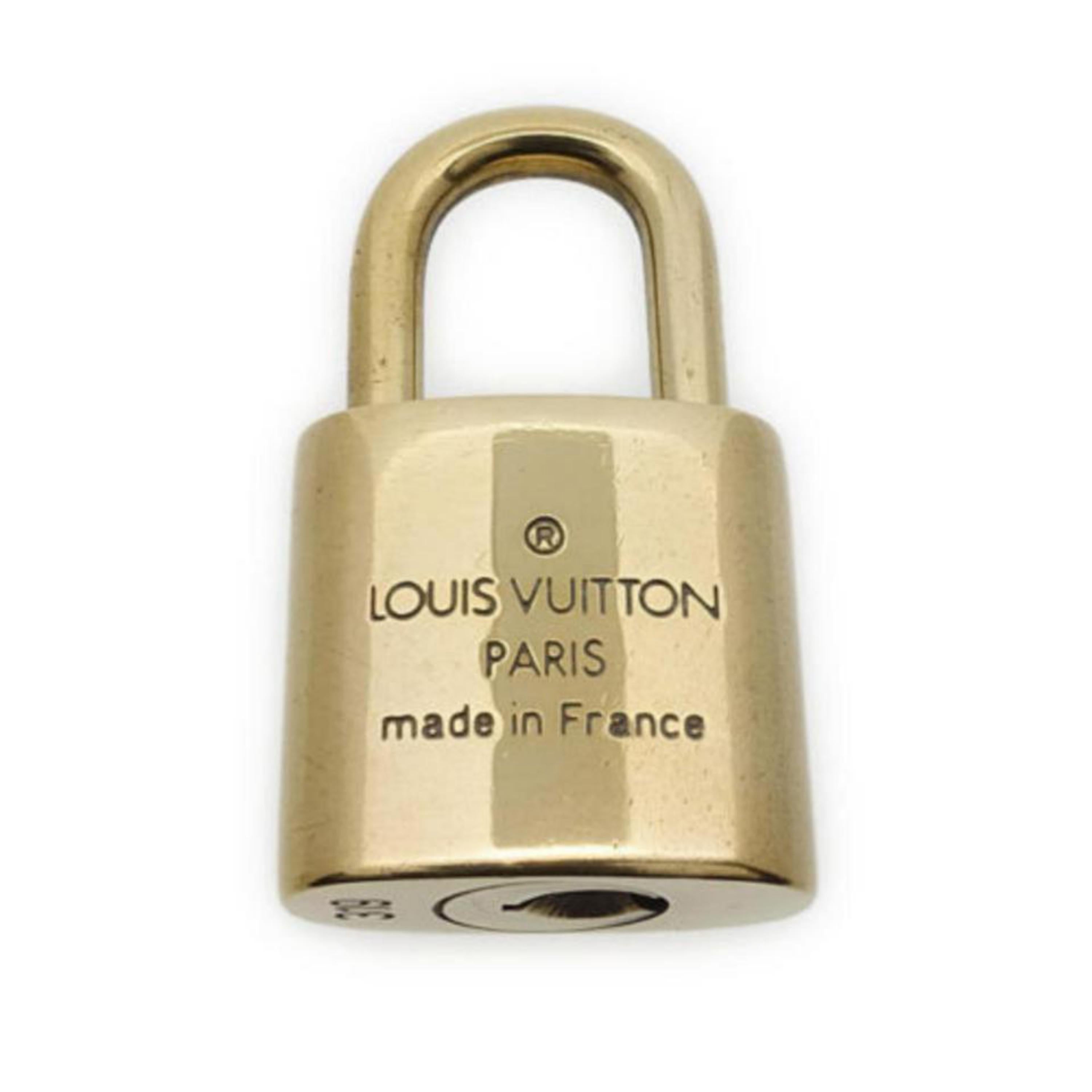 Louis Vuitton Gold Single Key Lock Pad Lock and Key 867604 In Fair Condition In Forest Hills, NY
