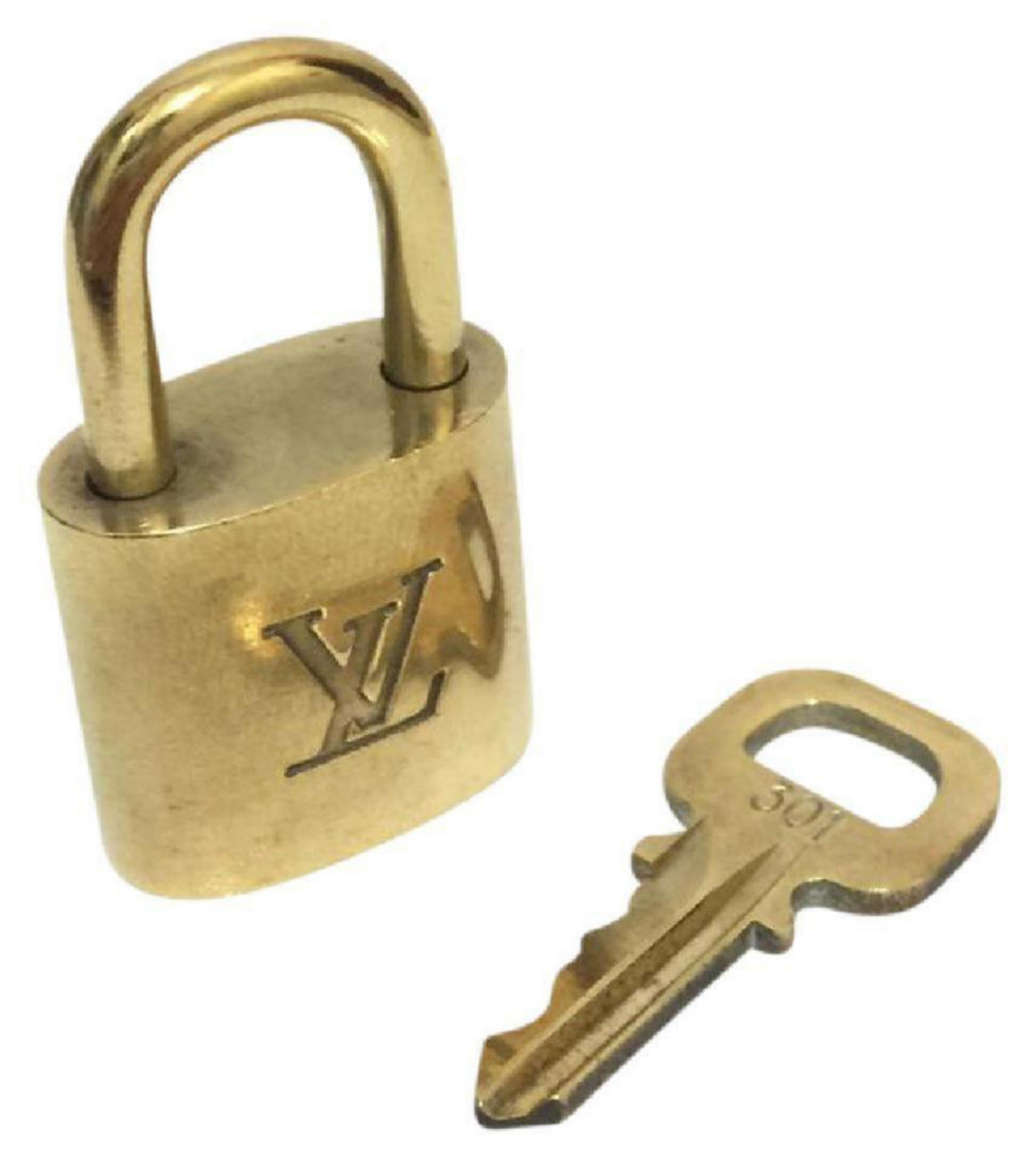 Louis Vuitton Gold Single Key Lock Pad Lock and Key 867695 In Fair Condition For Sale In Forest Hills, NY