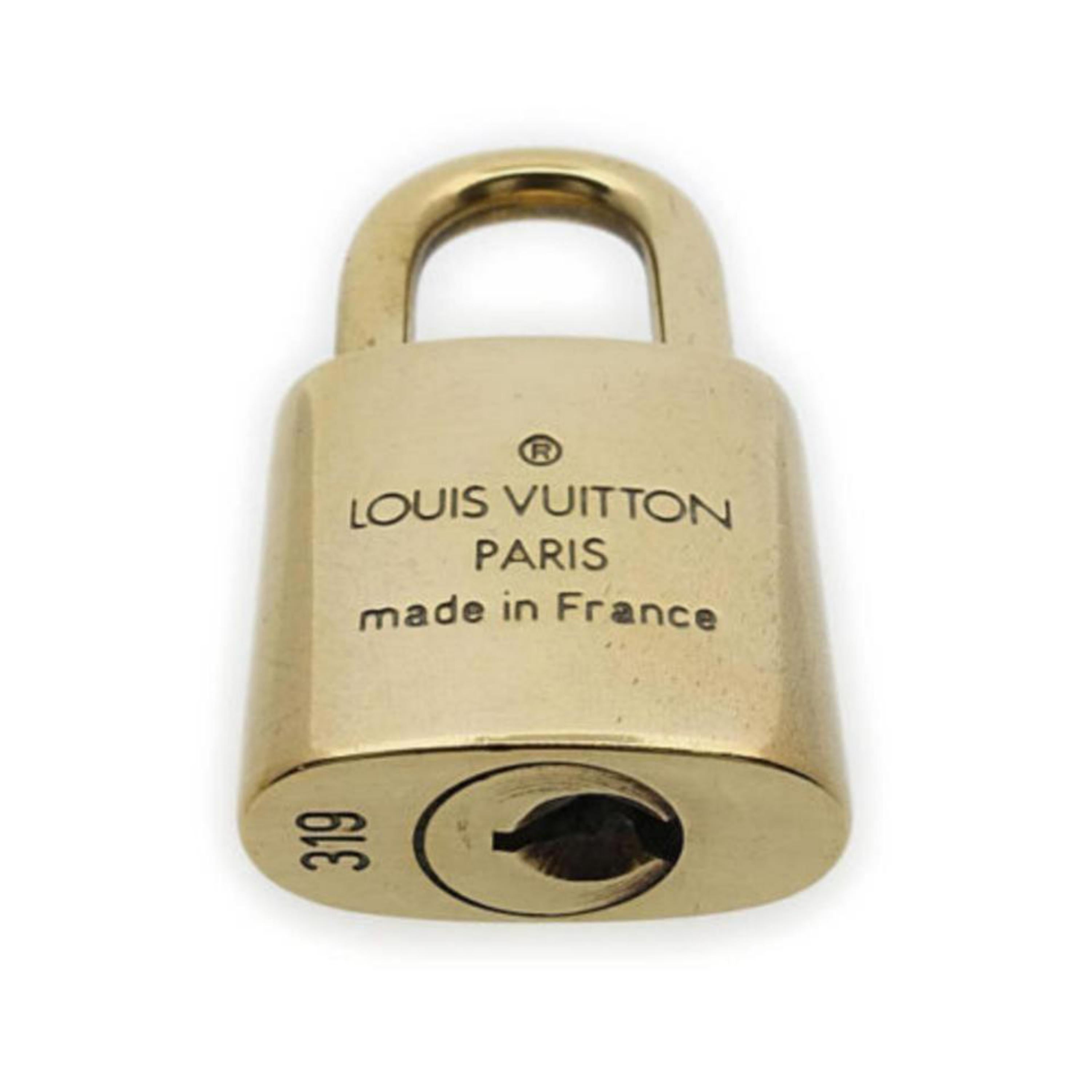 Louis Vuitton Gold Single Key Lock Pad Lock and Key 867698 In Fair Condition For Sale In Forest Hills, NY
