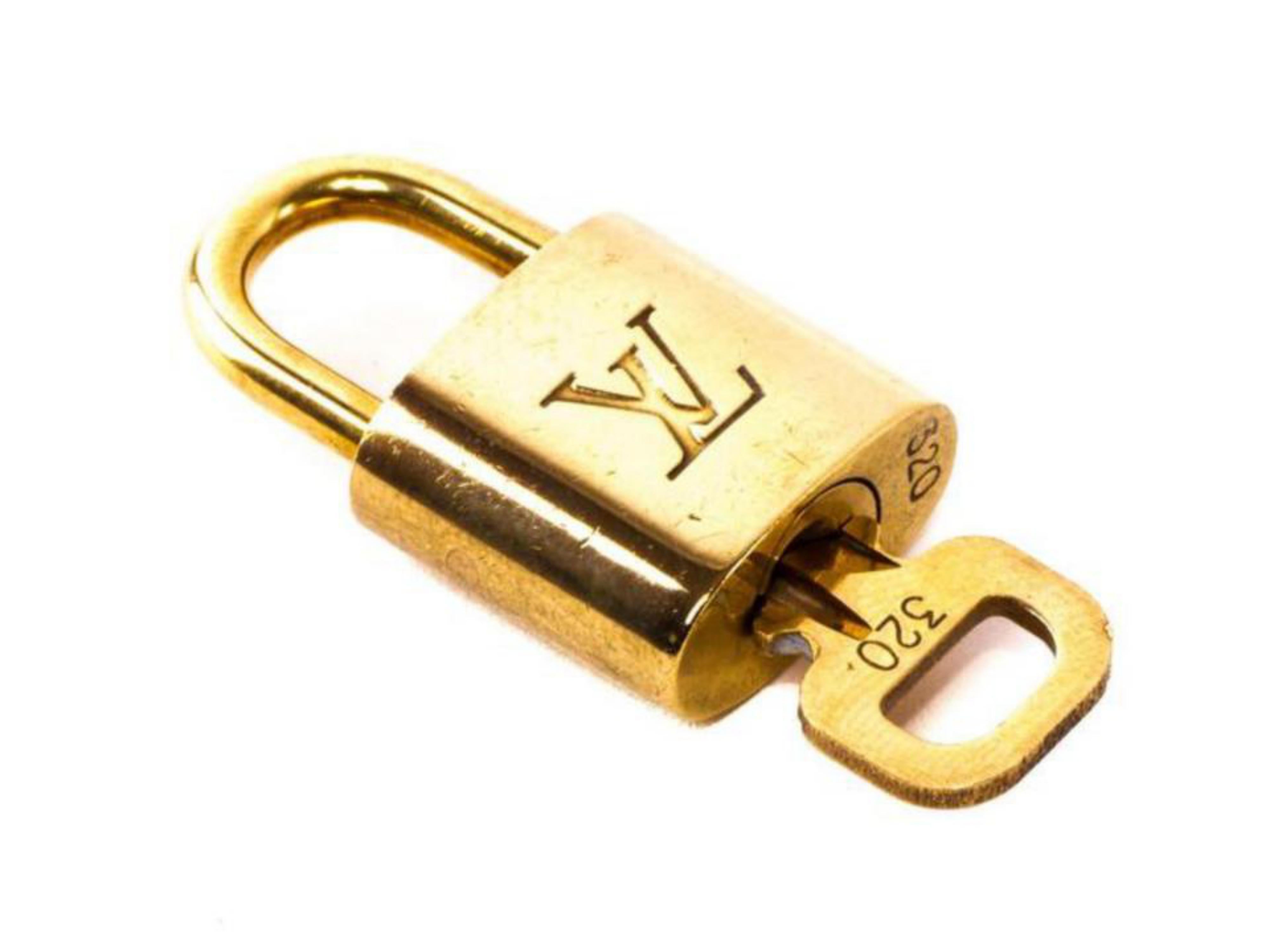 Louis Vuitton Gold Single Key Lock Pad Lock and Key 867732 In Fair Condition For Sale In Forest Hills, NY