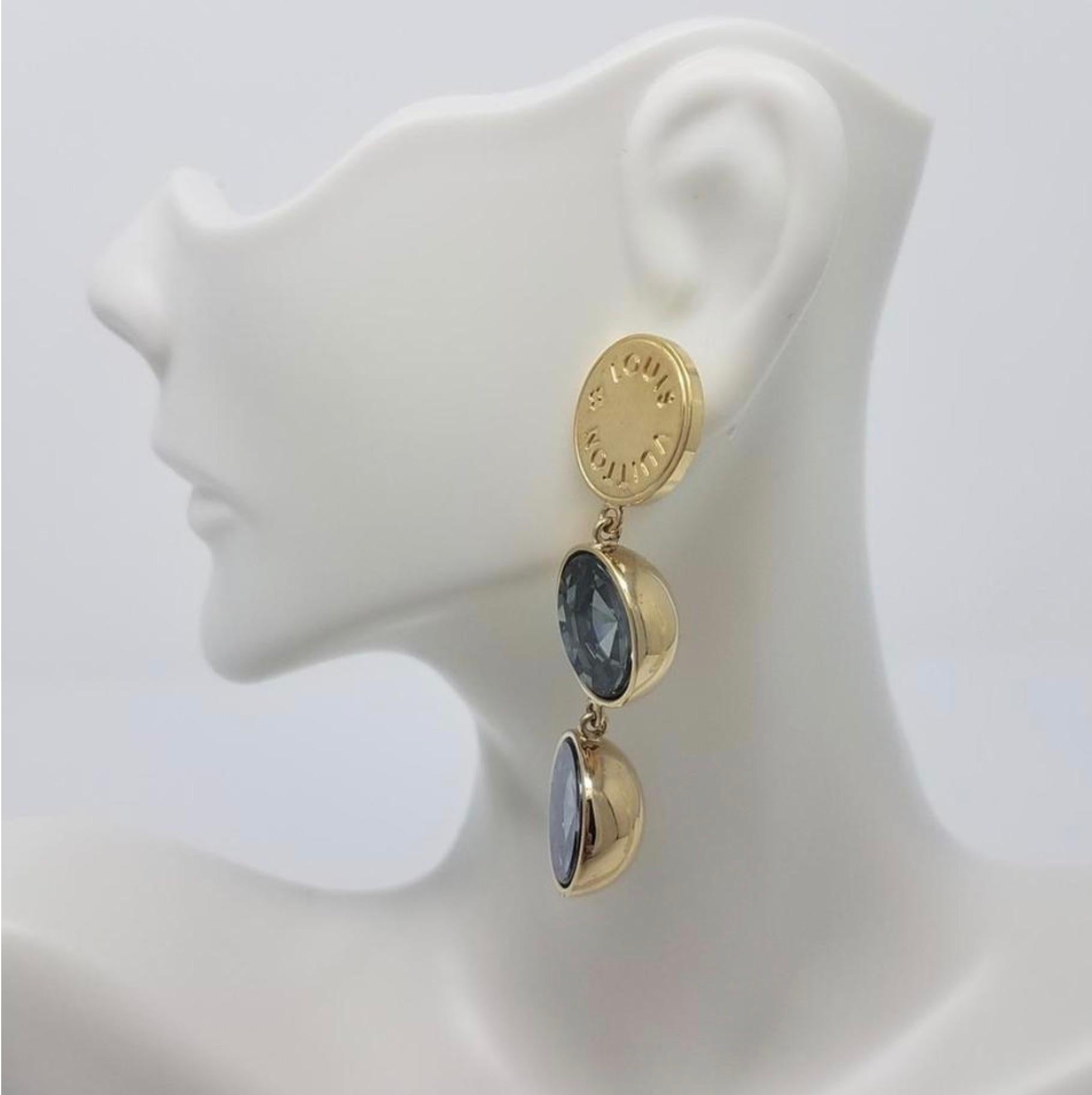 MODEL - Louis Vuitton Gold Swarovski Black Crystal Pierced Hanging Earrings

CONDITION - Exceptional! No signs of wear.

SKU - AIS-AS

ORIGINAL RETAIL PRICE - 660 + tax

MATERIAL - Gold and Swarovski Crystal

DIMENSIONS - L2.2 x H.3 x D.6

COMES