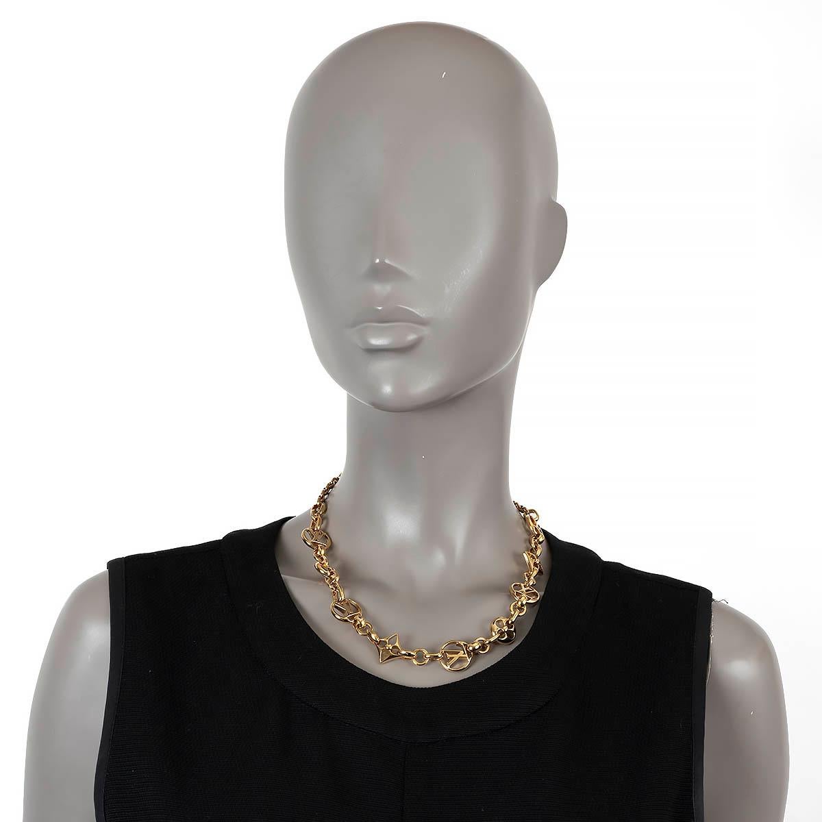 100% autentica collana Crazy in Lock di Louis Vuitton in metallo dorato con maglie a forma di elementi iconici della Maison. I pezzi LV Circle e Monogram Flower sono visibili lungo la catena lucida, che si chiude con una fibbia. È stato indossato