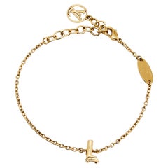 Goldfarbenes LV & Me Charm-Armband von Louis Vuitton mit Buchstabe L