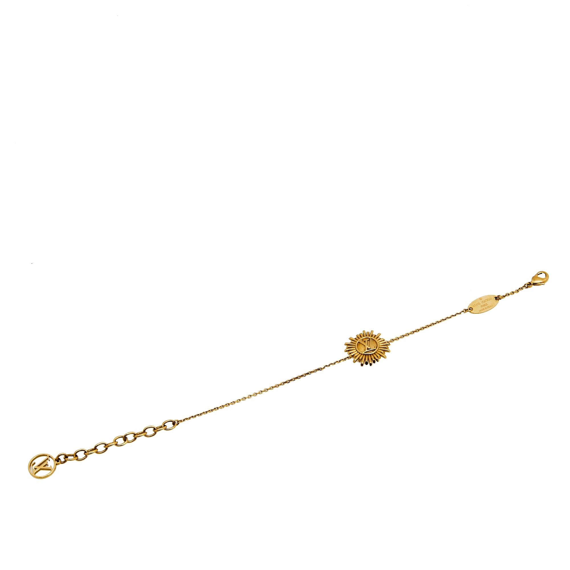 Let this dainty bracelet by Loius Vuitton sit around your wrist and beautifully complement your ensembles. The creation comes in gold-tone metal, and the chain holds an intricate LV charm and a label tag. The lobster clasp secures the chain